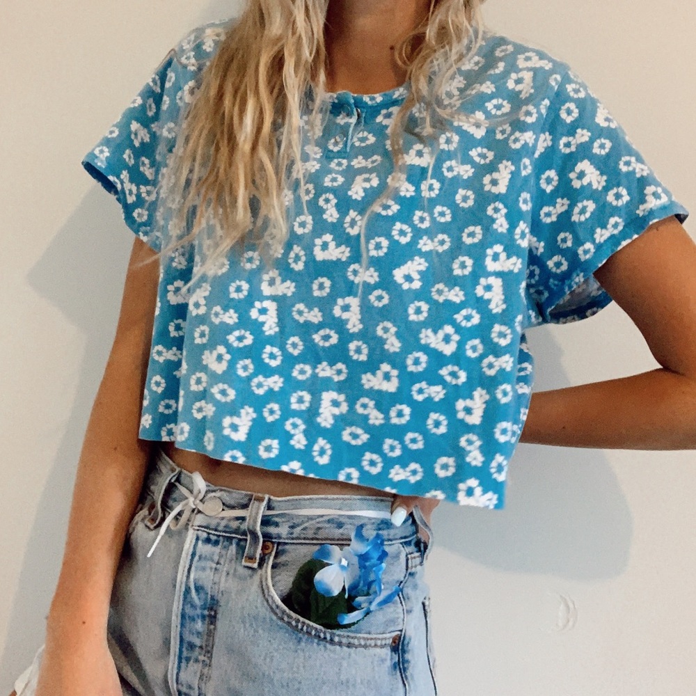 SOLD ✰ Floral blue vintage style Henley ✰